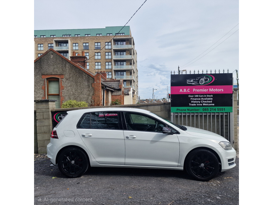 2013 Volkswagen Golf - image 2