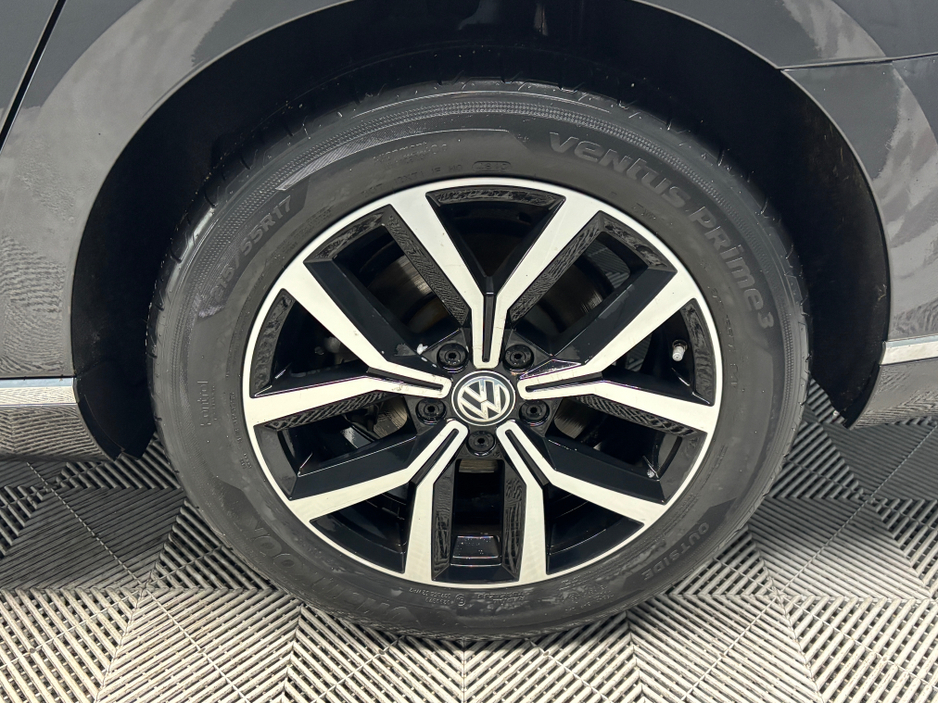 2021 Volkswagen Passat - image 3