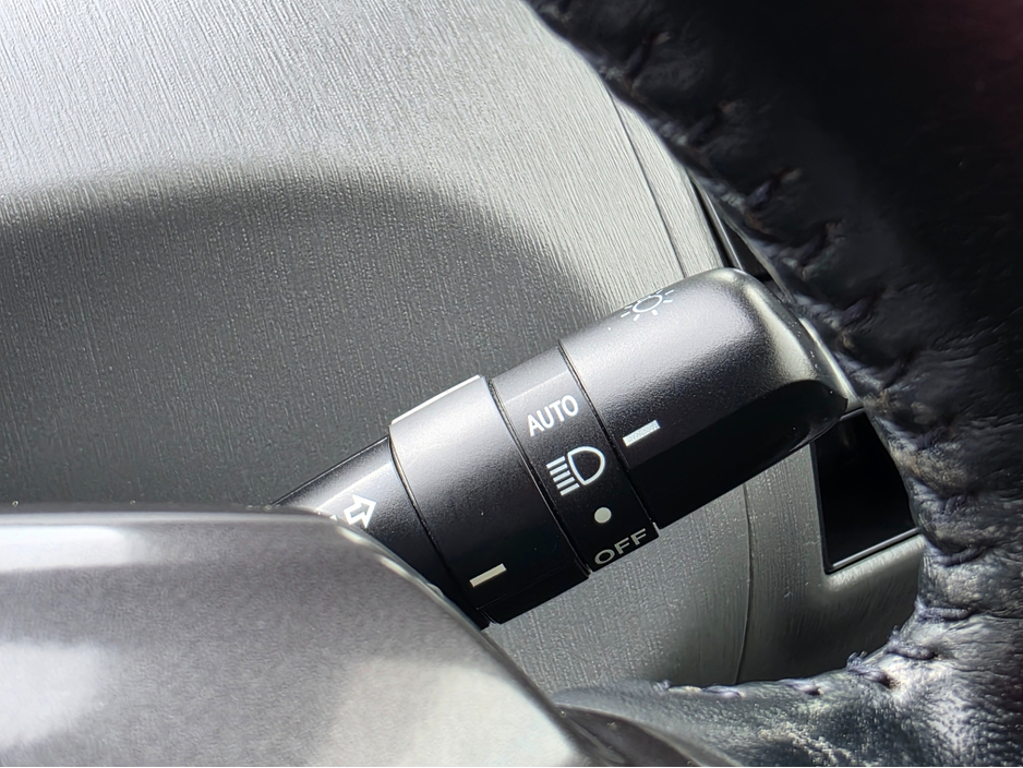 2014 Toyota Prius Alpha - image 8