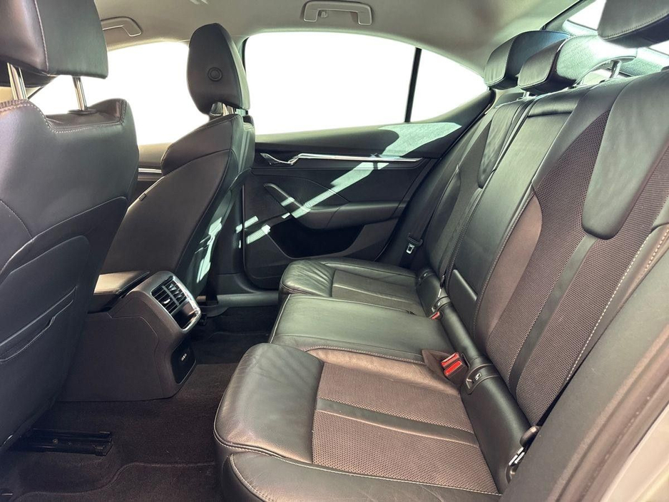 2023 Skoda Octavia - image 10