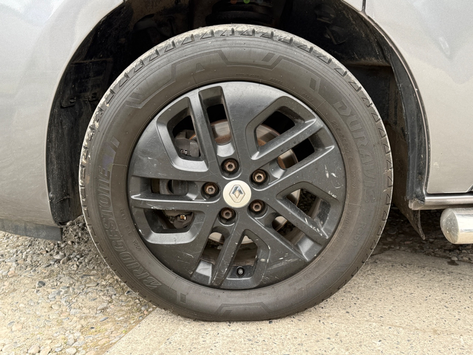 2021 Renault Trafic - image 9