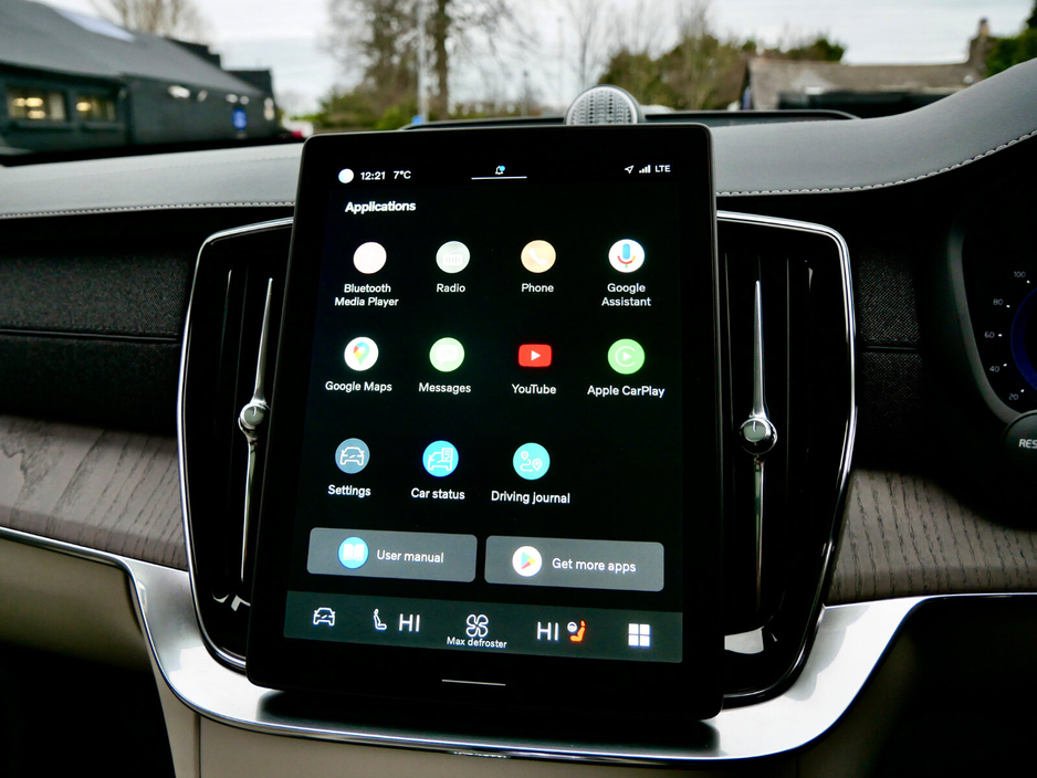 2025 Volvo XC90 T8 PHEV AWD Ultra Bright