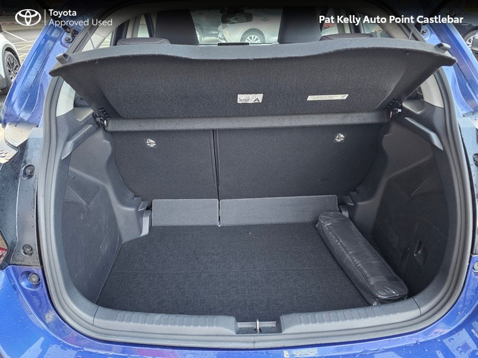 2023 Toyota Yaris - image 10