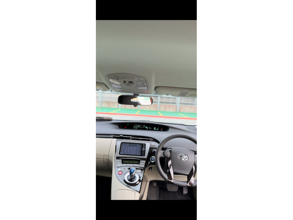 2013 Toyota Prius - image 9