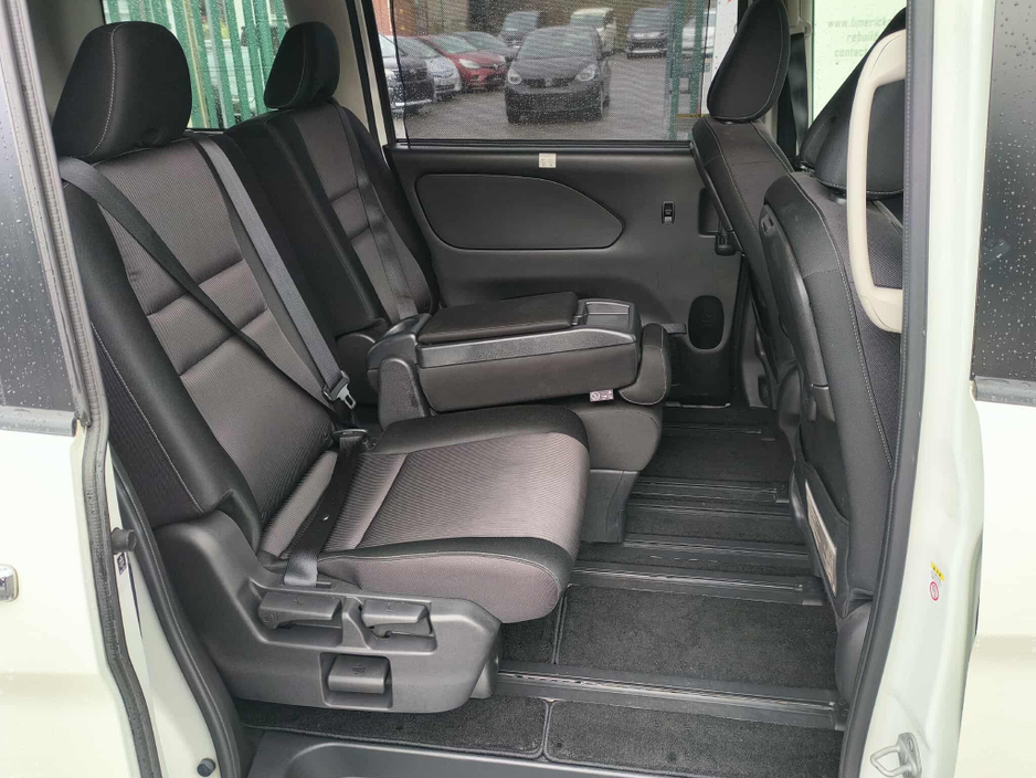 2017 Nissan Serena - image 15