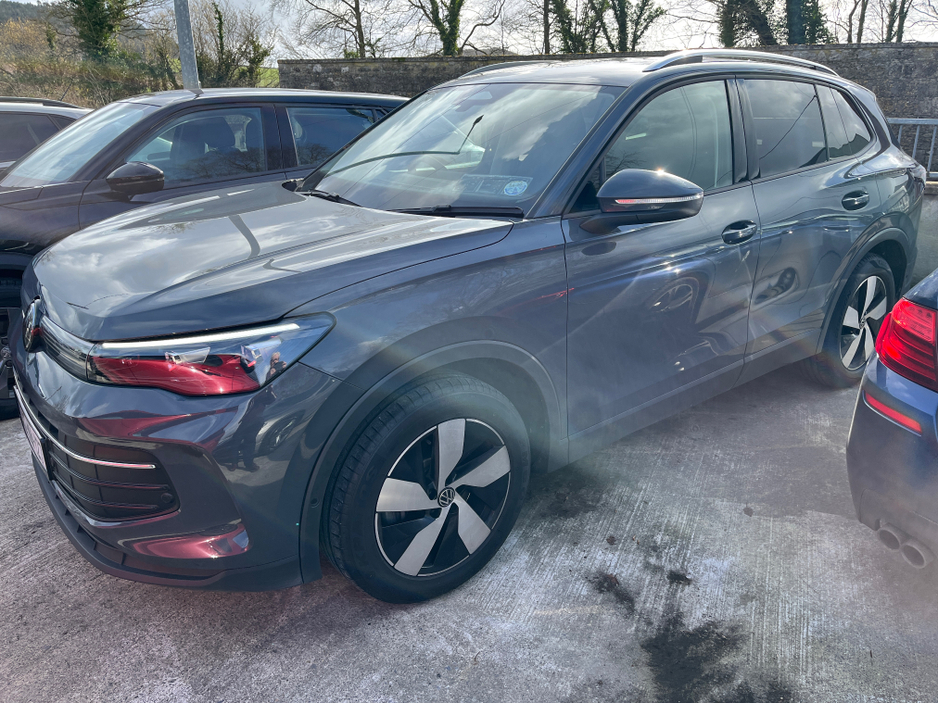 2024 Volkswagen Tiguan - image 2