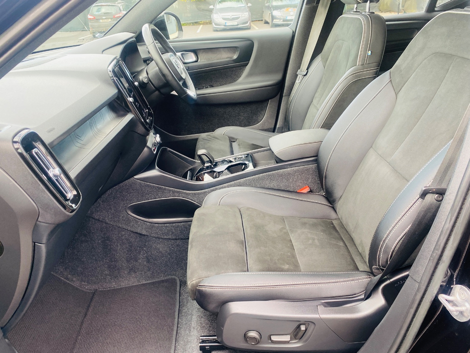 2023 Volvo XC40 - image 13