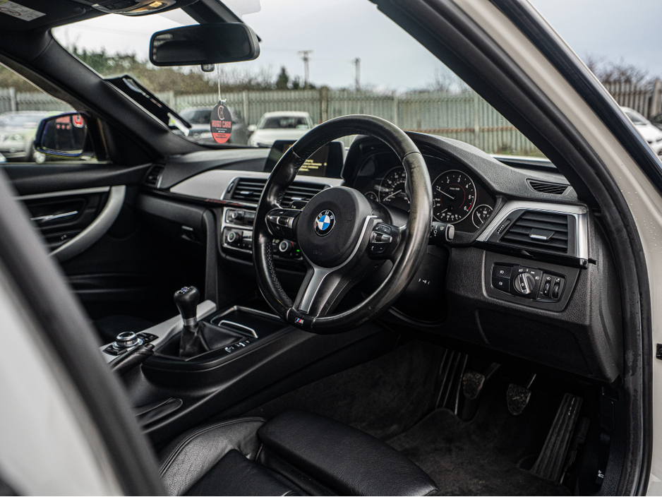 2016 BMW 3 Series - image 7
