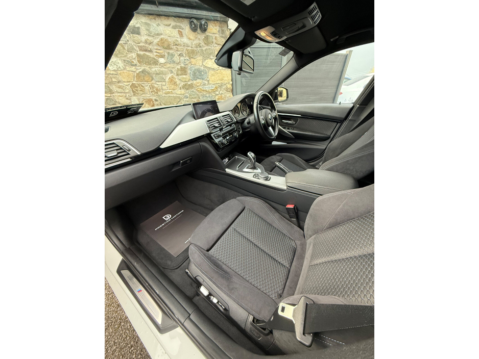 2017 BMW 3 Series - image 17