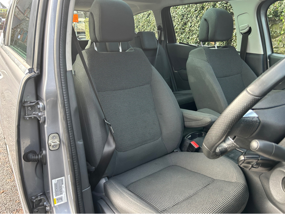 2017 Peugeot 5008 ACTIVE PETROL PANORAMIC GLASS ROOF €11,995