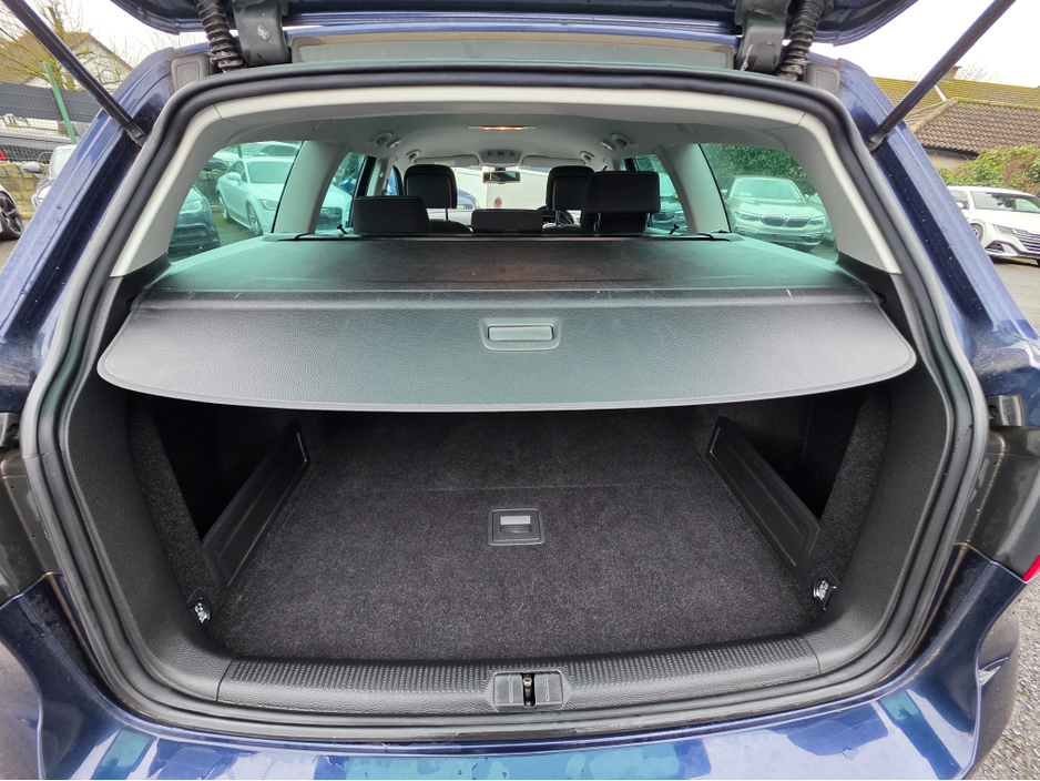 2015 Volkswagen Passat - image 11