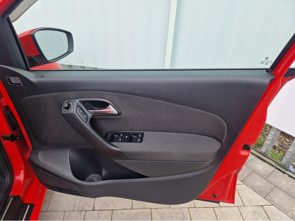 2012 Volkswagen Polo - image 12