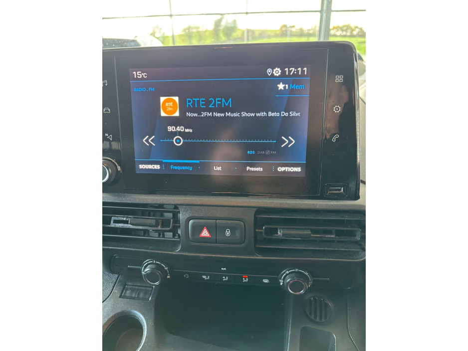 2020 Peugeot Partner - image 18