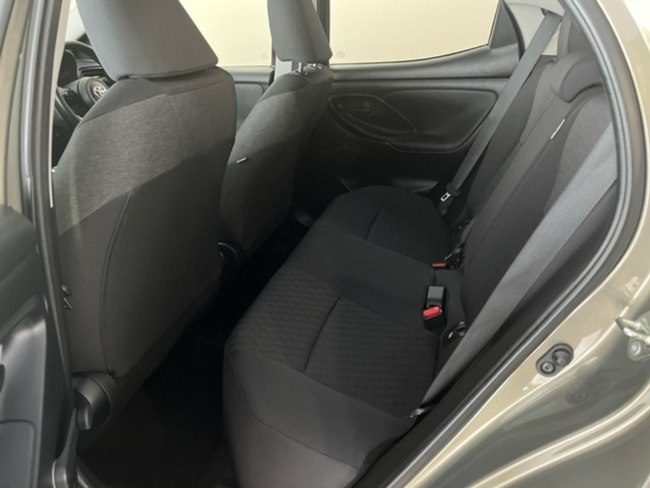 2021 Toyota Yaris - image 7