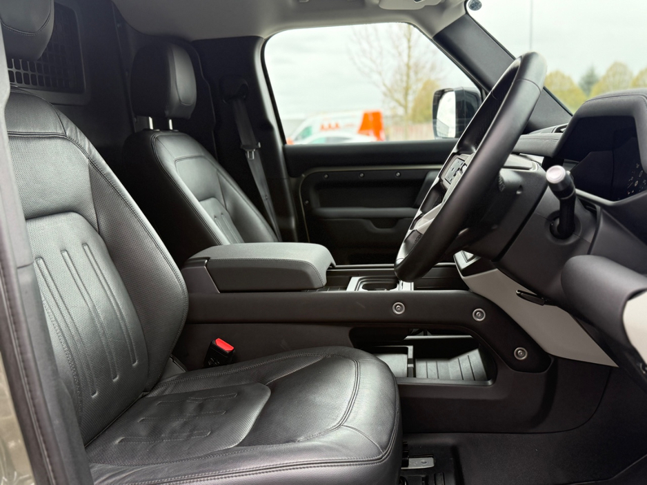 2021 Land Rover Defender - image 13