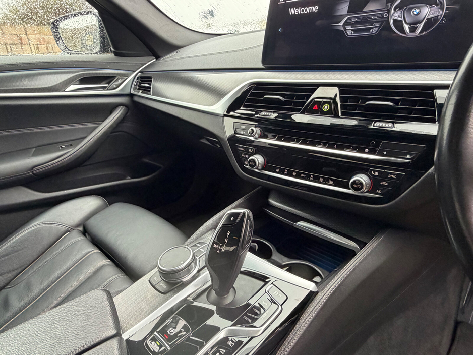 2021 BMW 5 Series - image 7