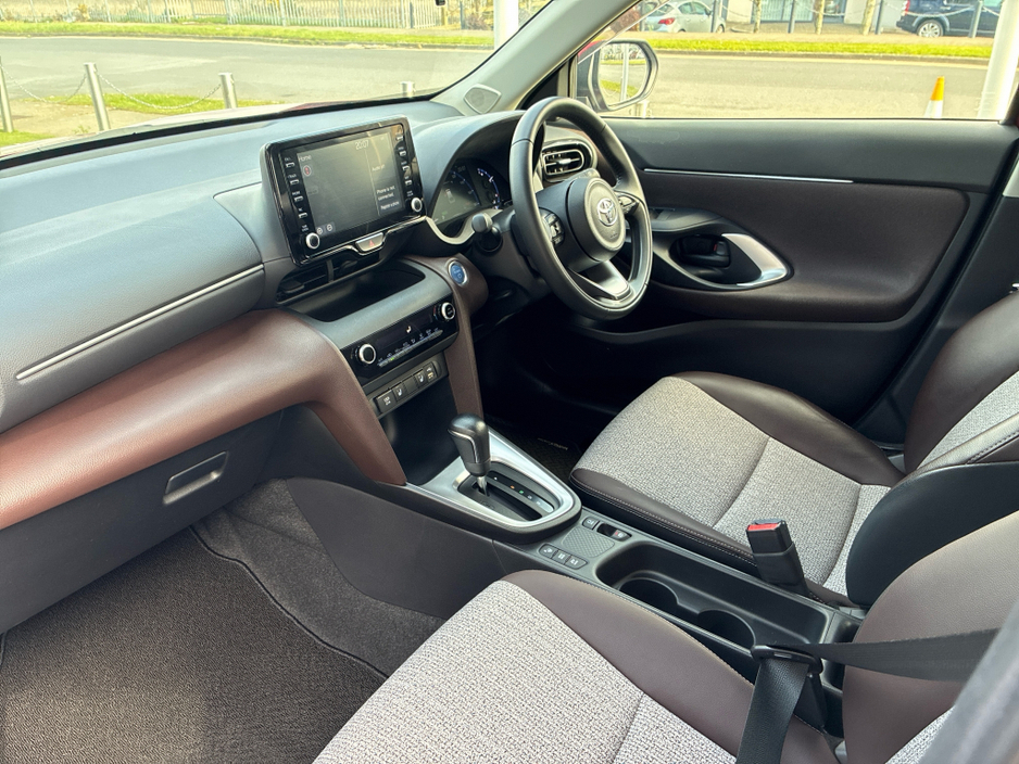 2022 Toyota Yaris Cross - image 2