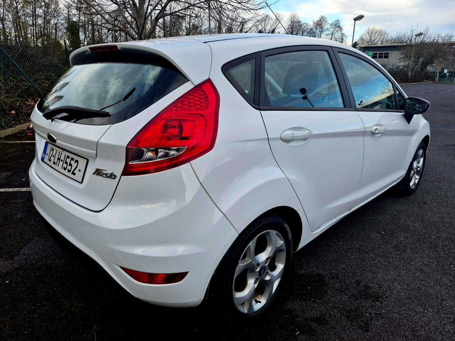 2012 Ford Fiesta - image 6