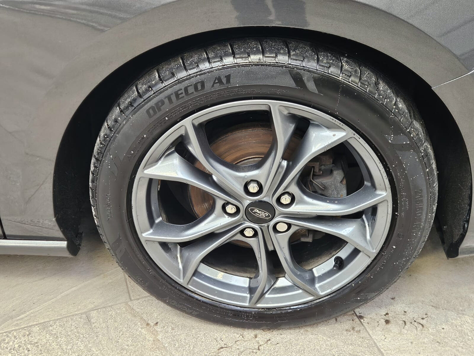 2019 Ford Focus - image 5