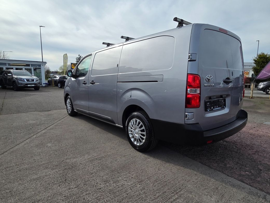 2022 Toyota Proace - image 6