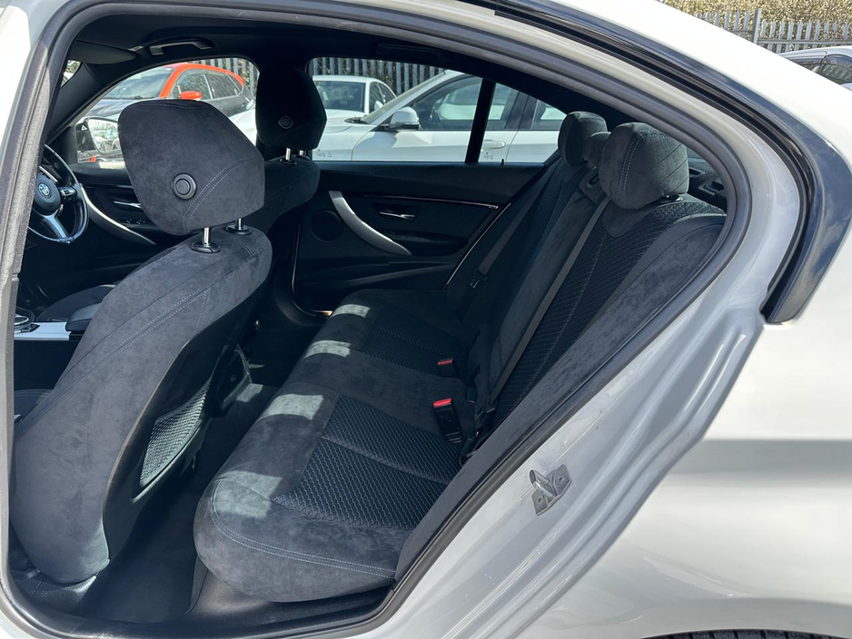 2017 BMW 3 Series - image 12
