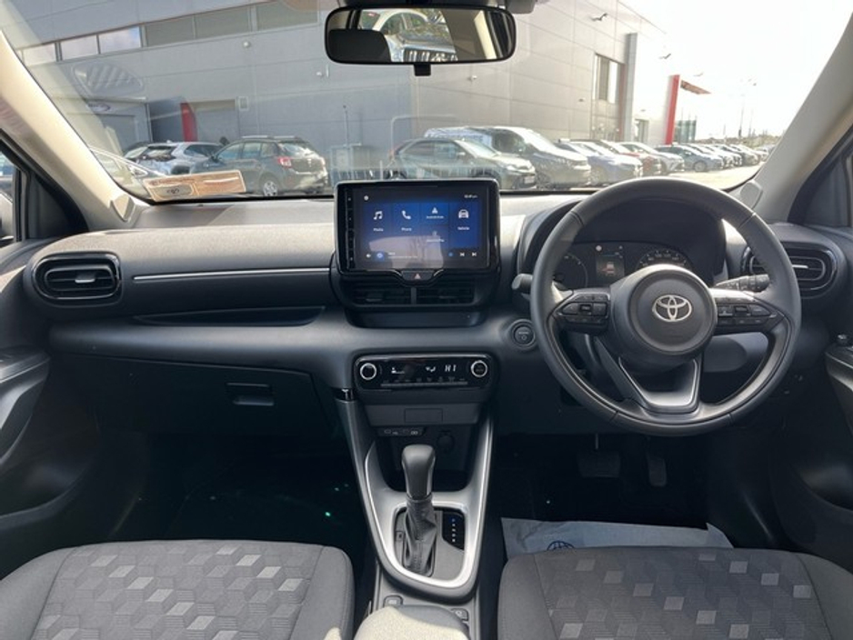 2025 Toyota Yaris - image 8