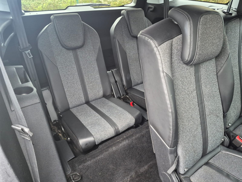 2017 Peugeot 5008 - image 14