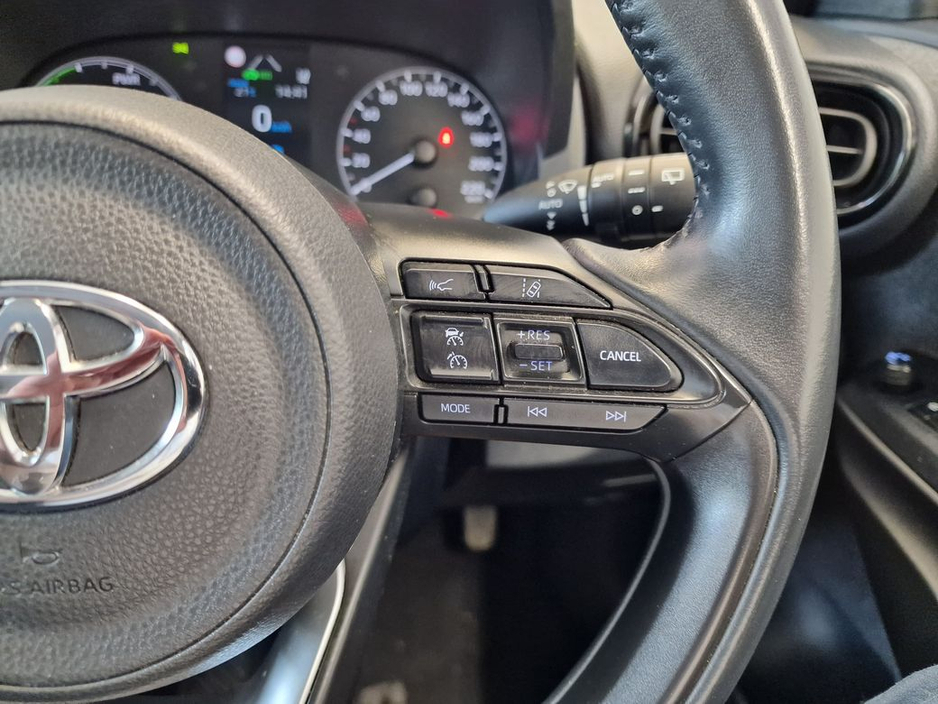 2022 Toyota Yaris - image 18