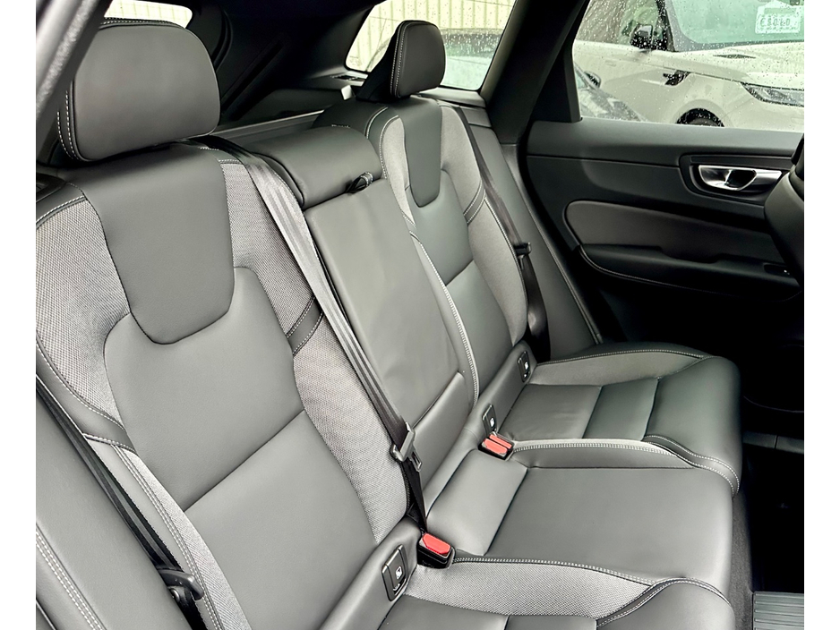 2025 Volvo XC60 - image 11