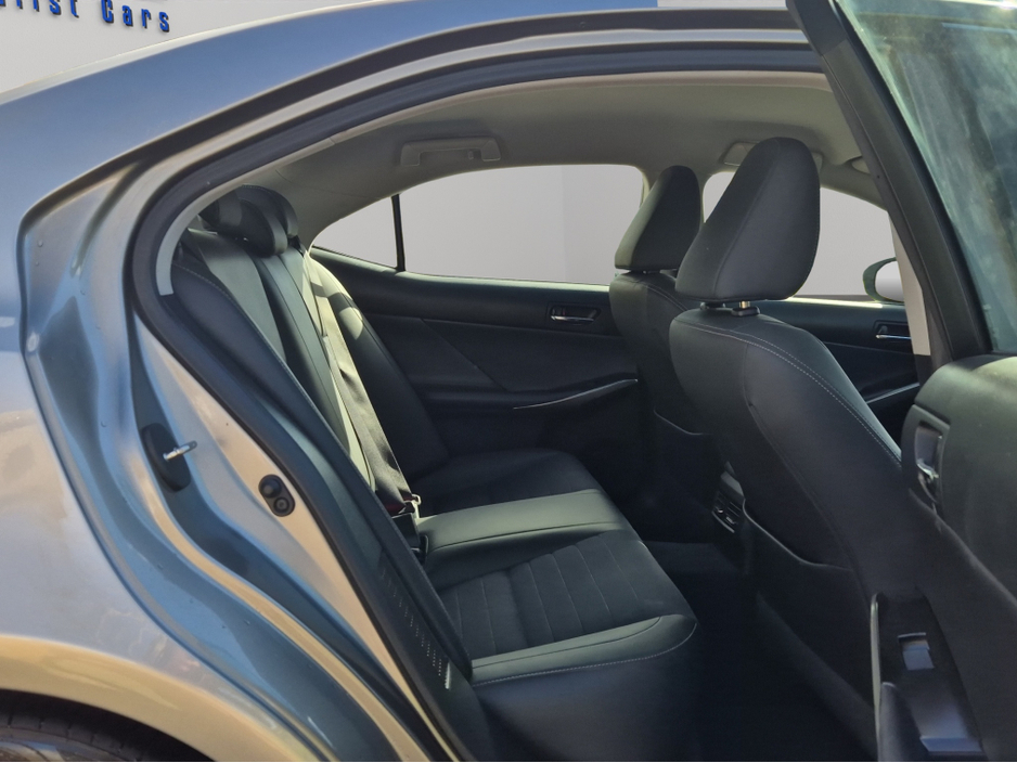2014 Lexus IS 300 h - image 17
