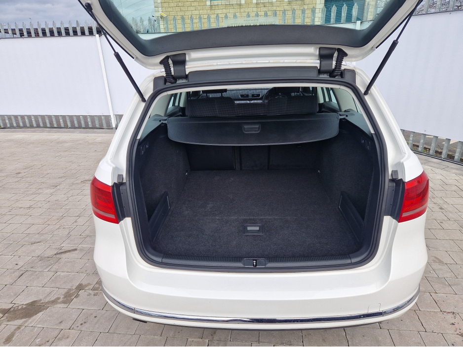 2011 Volkswagen Passat - image 10