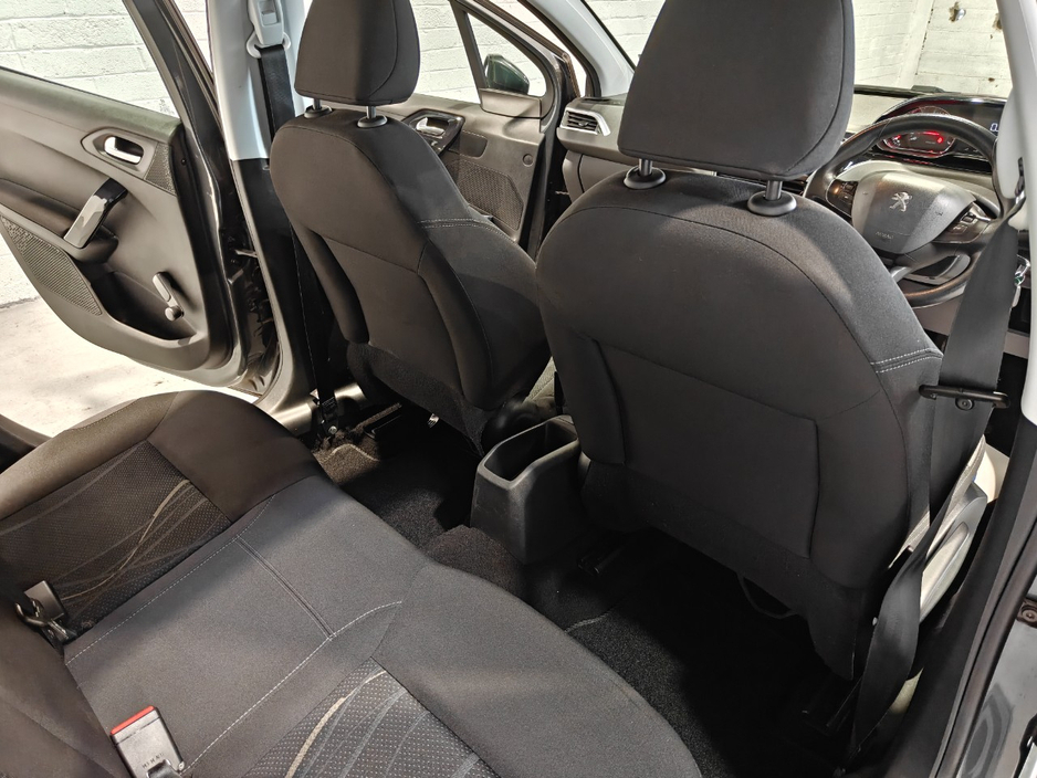 2014 Peugeot 208 - image 15