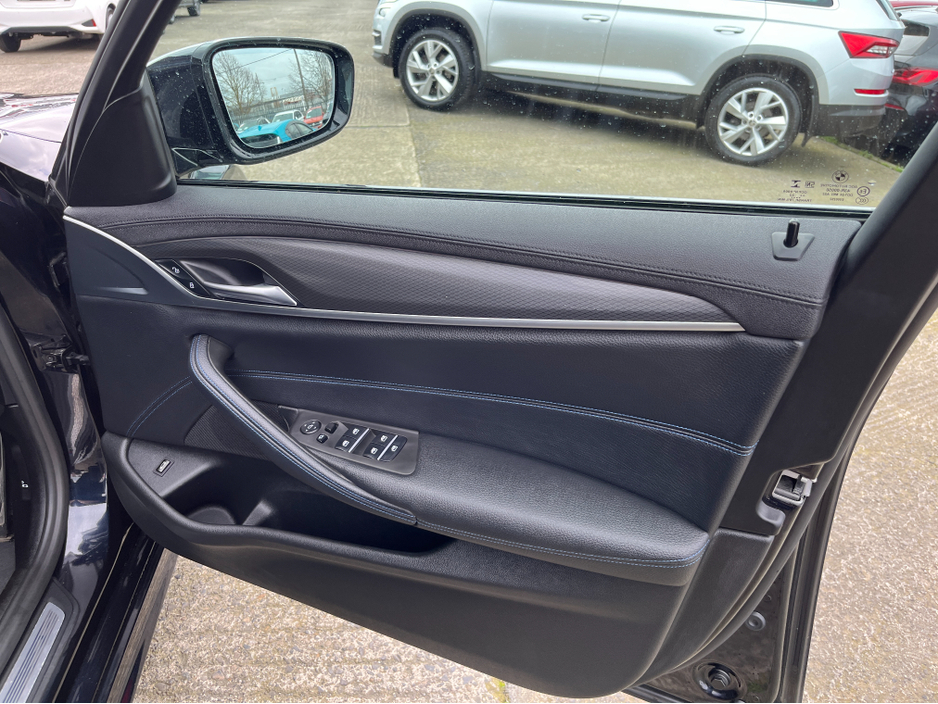 2022 BMW 5 Series - image 12