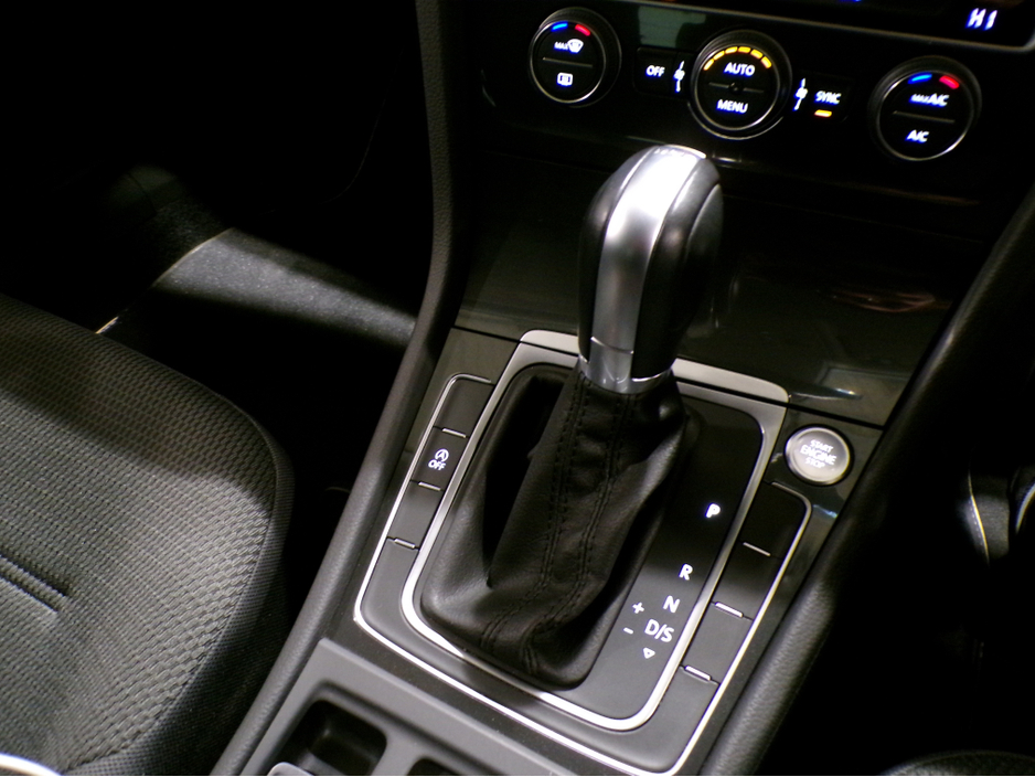 2018 Volkswagen Golf *2018*ONLY 16,000 MILES*AUTO*VW GOLF 1.2 MARK 7.5*COLOUR CAMERA*SAT-NAV*APPLE-CARPLAY*ANDROID AUTO*UP-GRADED VW ALLOYS*XL MEDIA*FLAT-BOTTOM SPORT STEERING WHEEL WITH ADAPTIVE CRUISE CONTROL**RADAR ASS €18,900