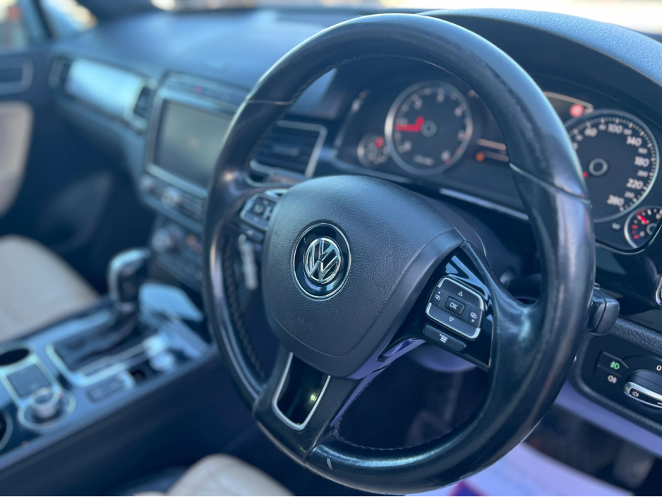 2018 Volkswagen Touareg - image 17