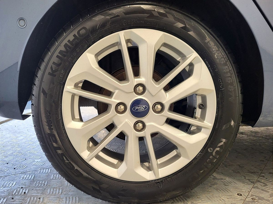 2022 Ford Fiesta - image 11