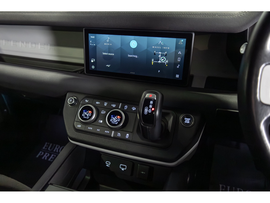 2022 Land Rover Defender  €56,911