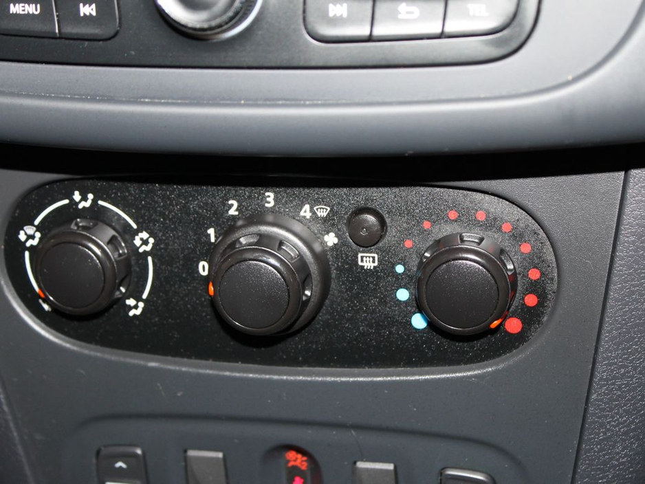 2016 Dacia Sandero - image 17