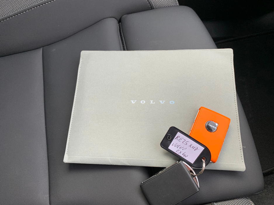 2025 Volvo EX40 - image 34