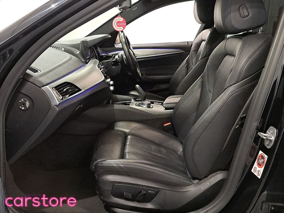 2017 BMW 5 Series - image 9