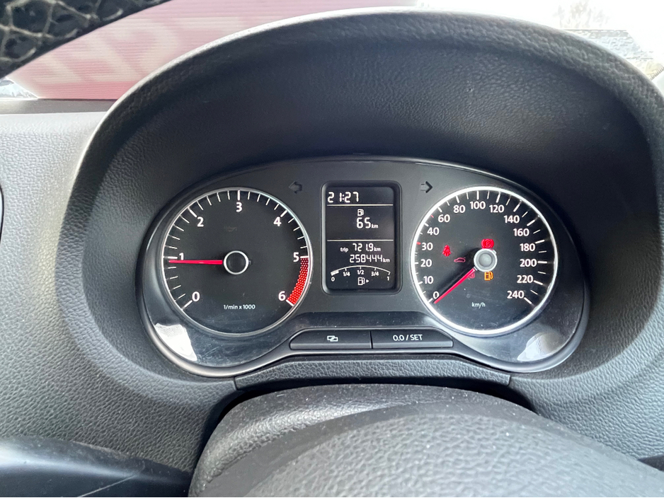 2012 Volkswagen Polo - image 10