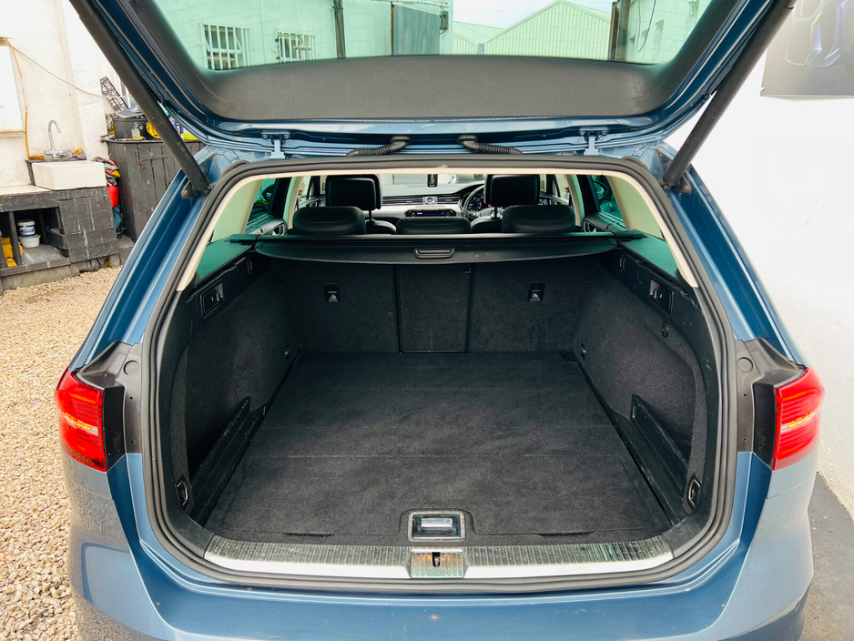 2018 Volkswagen Passat - image 5