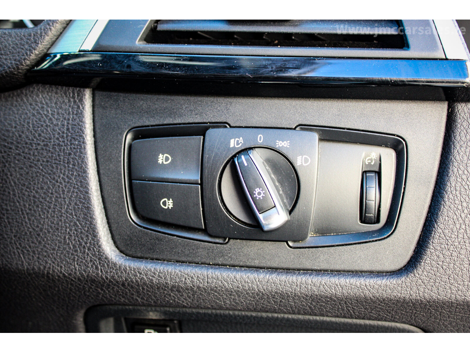 2016 BMW 3 Series - image 17