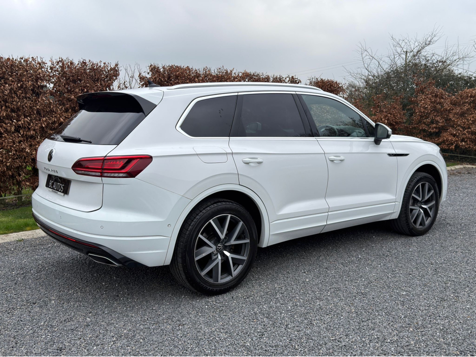 2023 Volkswagen Touareg - image 3