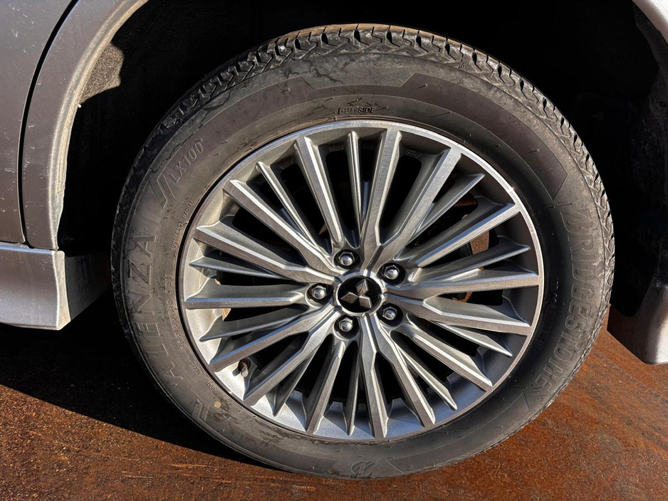 2018 Mitsubishi Outlander - image 2