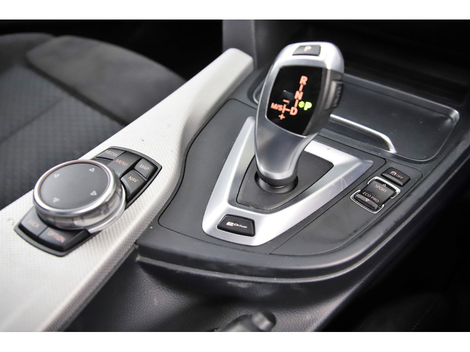 2017 BMW 3 Series - image 22