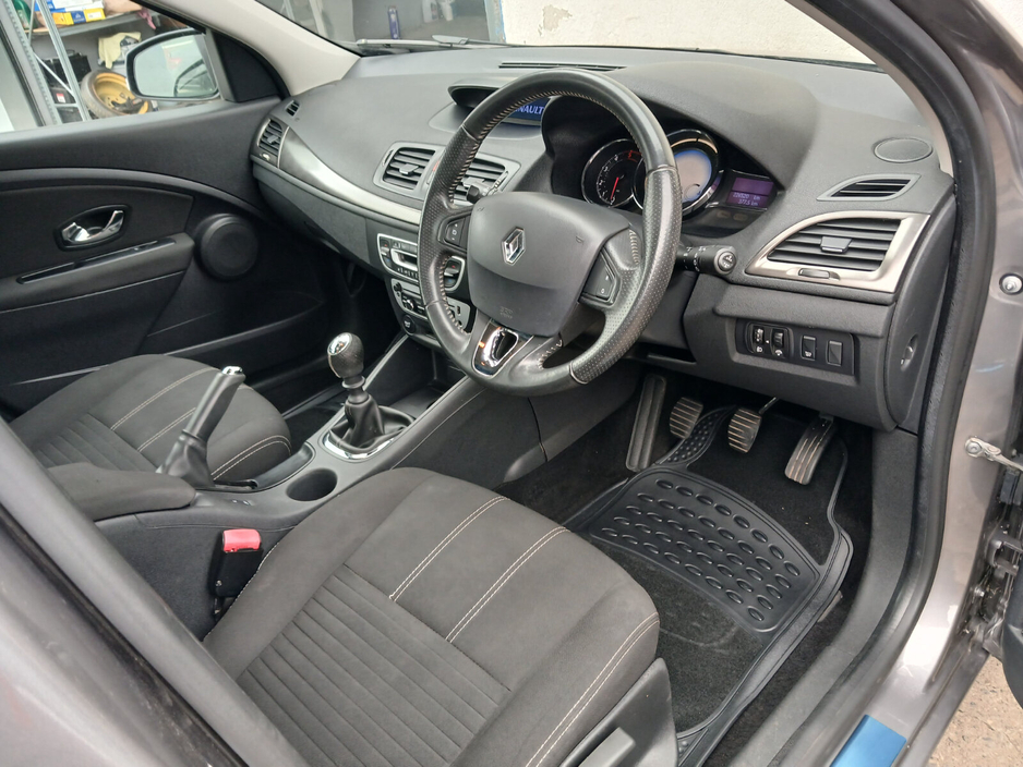 2015 Renault Fluence - image 12