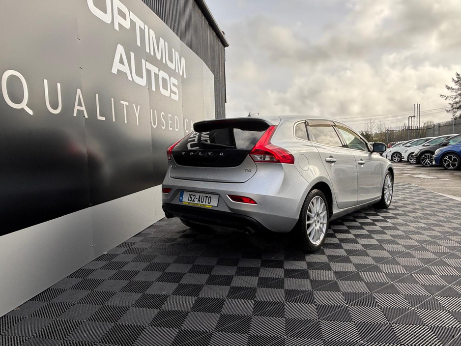 2015 Volvo V40 - image 2