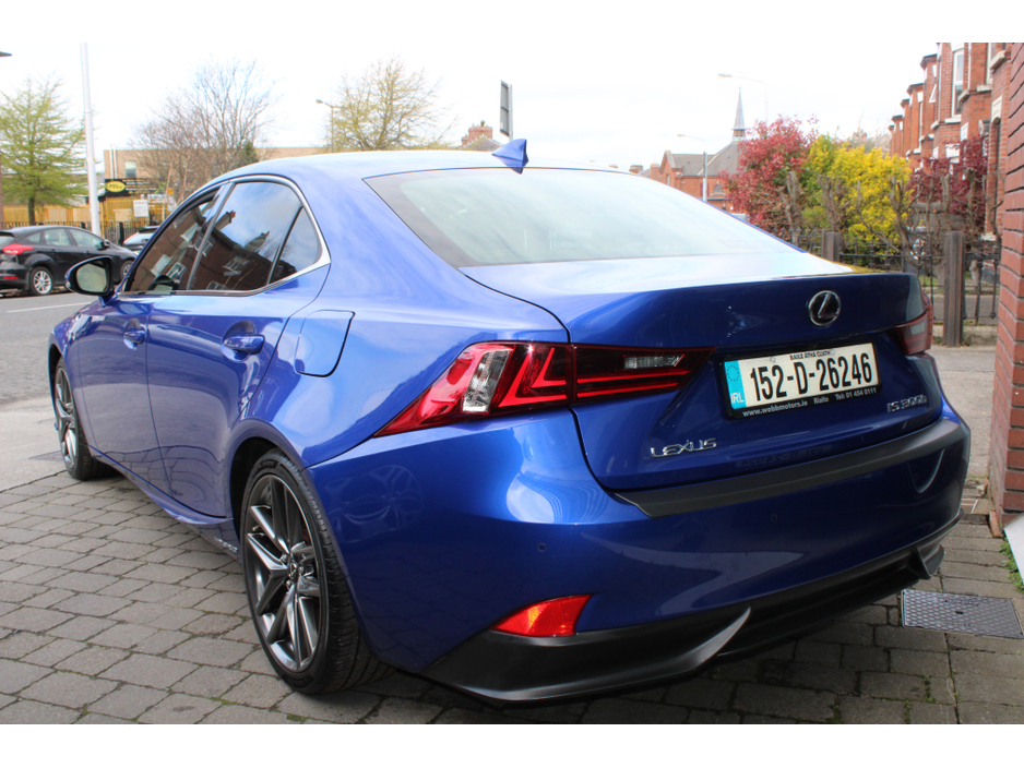 2015 Lexus IS 300 h - image 4