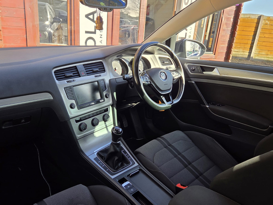 2017 Volkswagen Golf - image 23